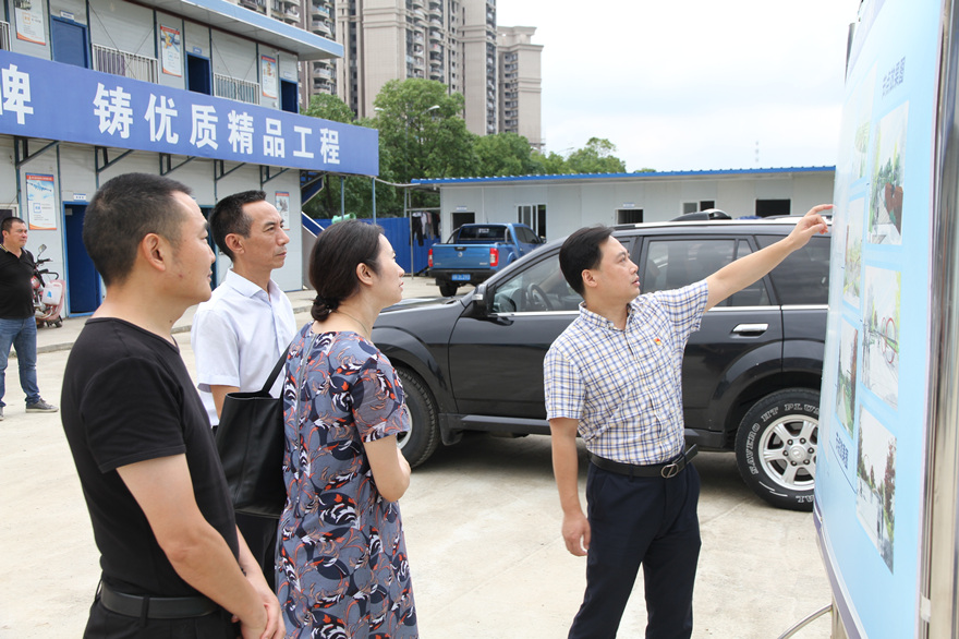 图片1:市直机关工委副书记杨玲查看展板,听取项目推进情况_副本 图片1:市直机关工委副书记杨玲查看展板,听取项目推进情况_副本