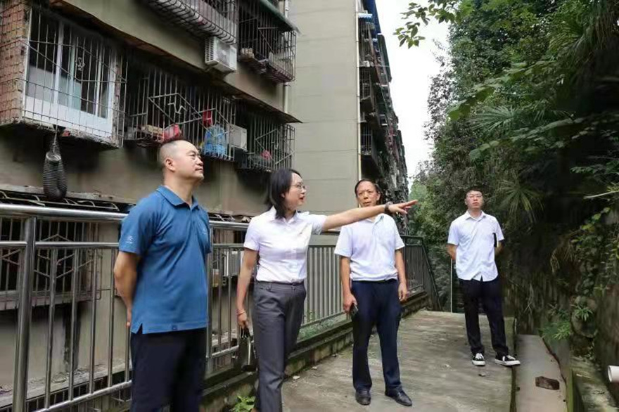 集团董事王玉梁带队检查康来物业管辖小区_副本