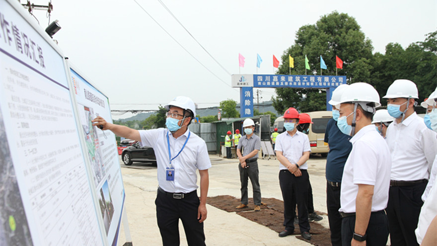省住房和城乡建设厅党组书记、厅长何树平率队到我司承建的南山路道路及排水改造补短板工程开展调研_副本