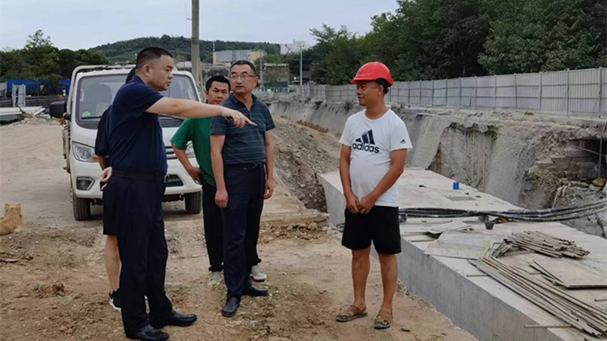 1.集团党委书记、董事长肖林查看南山路道路及排水补短板工程项目安全情况_副本 1.集团党委书记、董事长肖林查看南山路道路及排水补短板工程项目安全情况_副本