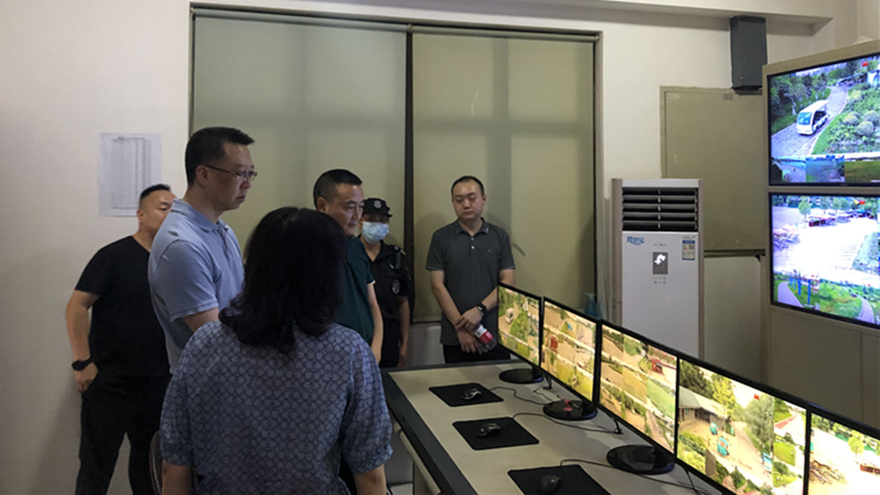 3.集团党委副书记、董事张雁和集团党委委员、纪委书记赵成云查看小枧生态公园监控室运行情况_副本 3.集团党委副书记、董事张雁和集团党委委员、纪委书记赵成云查看小枧生态公园监控室运行情况_副本