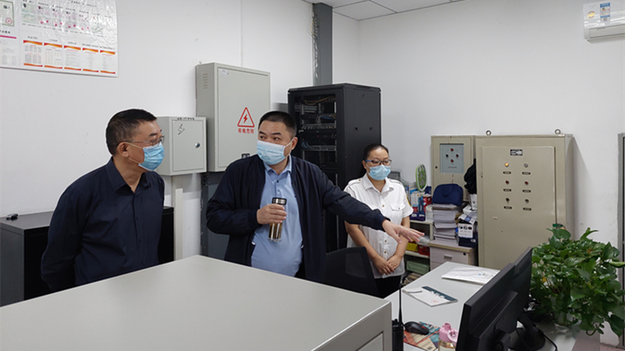 (集团董事长肖林、总经理程一检查建设大厦消防监控) (集团董事长肖林、总经理程一检查建设大厦消防监控)
