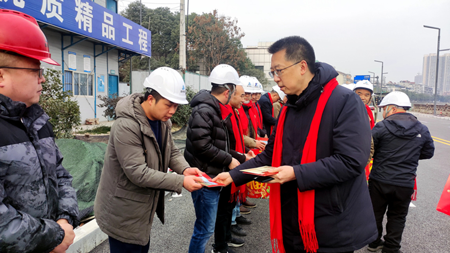 03集团党委副书记、董事、工会主席张雁看望慰问项目建设一线班组
