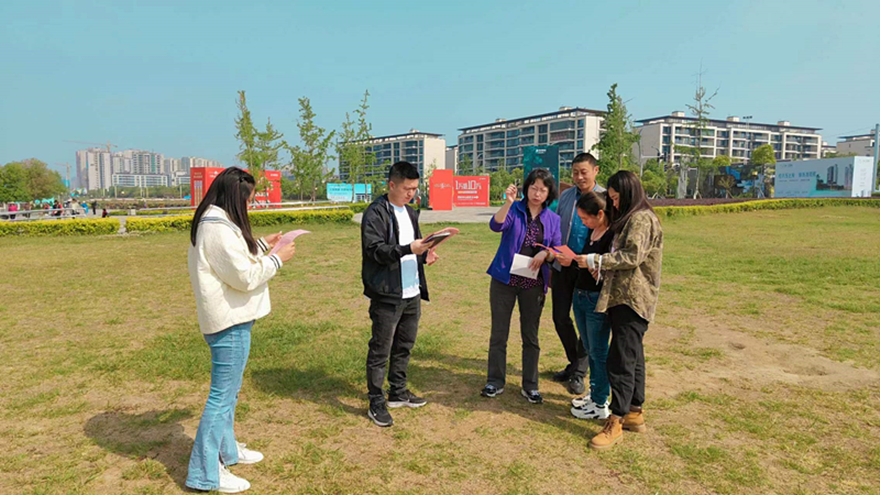 3、向生态公园游客发放《湿地保护倡议书》 3、向生态公园游客发放《湿地保护倡议书》